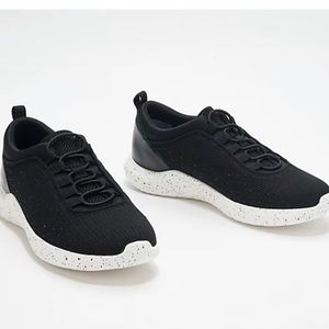 New! Clarks Cloudsteppers Embellished Bungee Sneakers